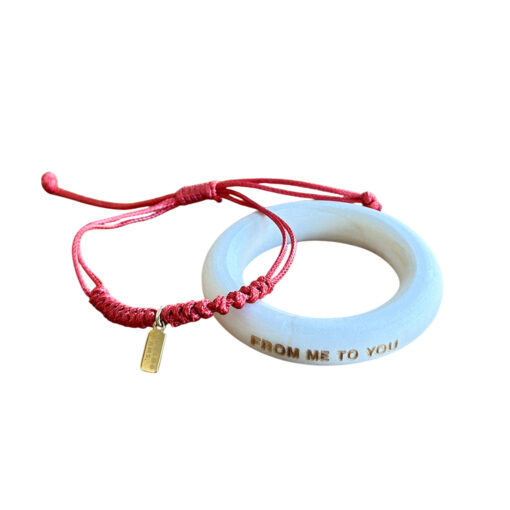 Armbandje en houten ring standaard van Hooloo Amsterdam
